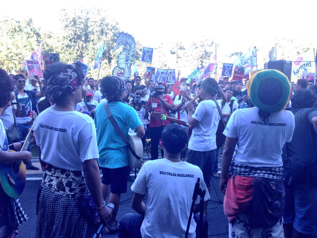 Relung Kaca juga #TolakReklamasiTelukBenoa di #ParadeBudaya #BaliTolakReklamasi