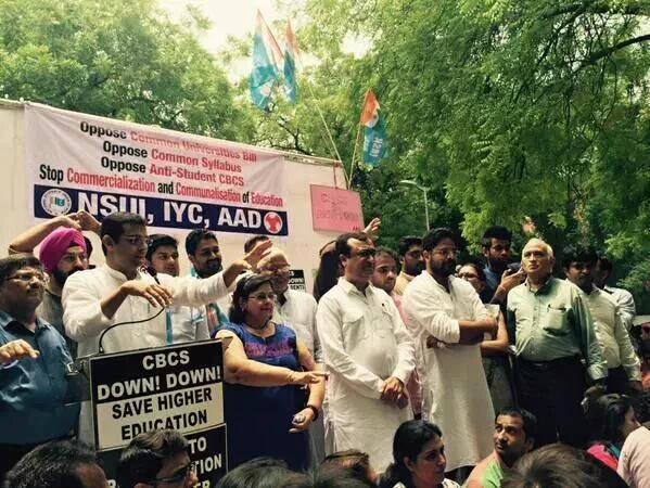 kr_congress's tweet photo. Protest at Jantar mantar, demanding roll back of #CBCS , SAY NO TO PRIVATISATION OF EDUCATION. #AntiStudentBJP http://t.co/7BRuBNmGeT