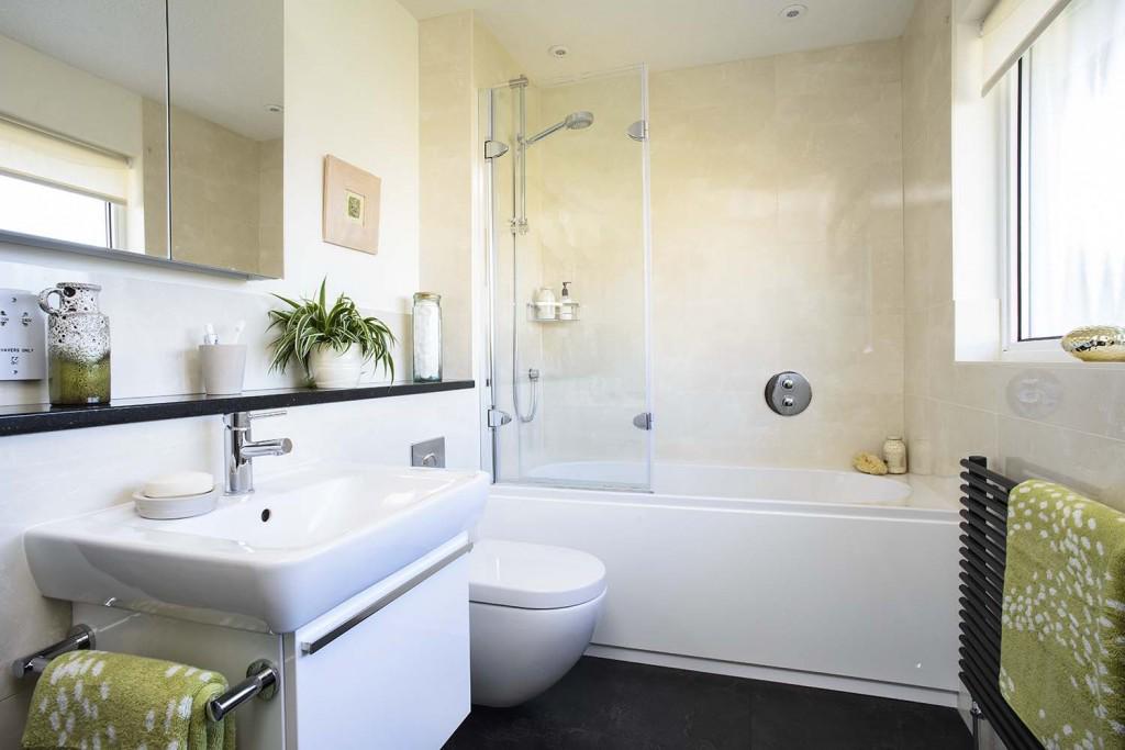 A great example of how to make the most of every inch in a small bathroom. bit.ly/1EROR86