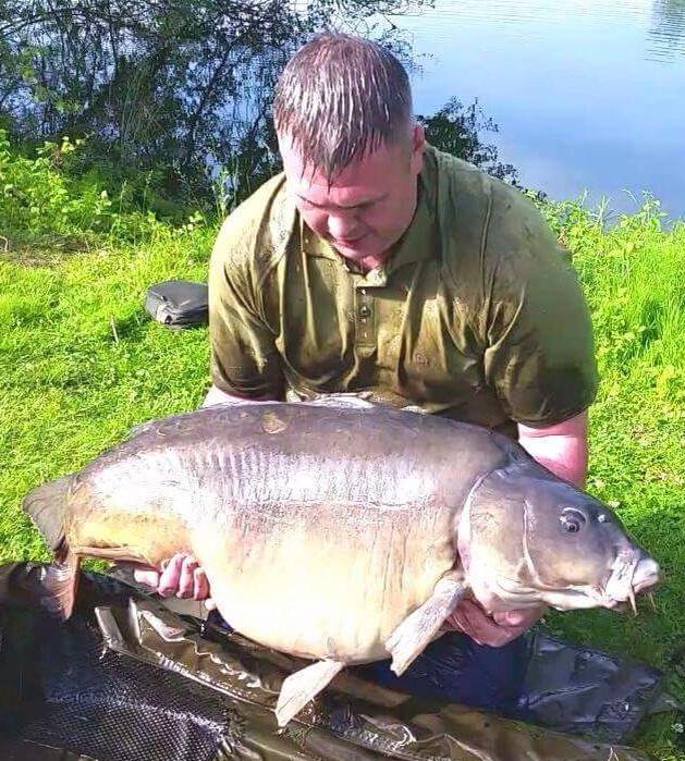 PukkaSquirrelBa's tweet photo. LAKE RECORD!! Mark with a massive 74lb mirror using nothing else but the Secret Smurf SS4 #CarpFishing #TeamPSB #Mega http://t.co/O7v3VOILU0