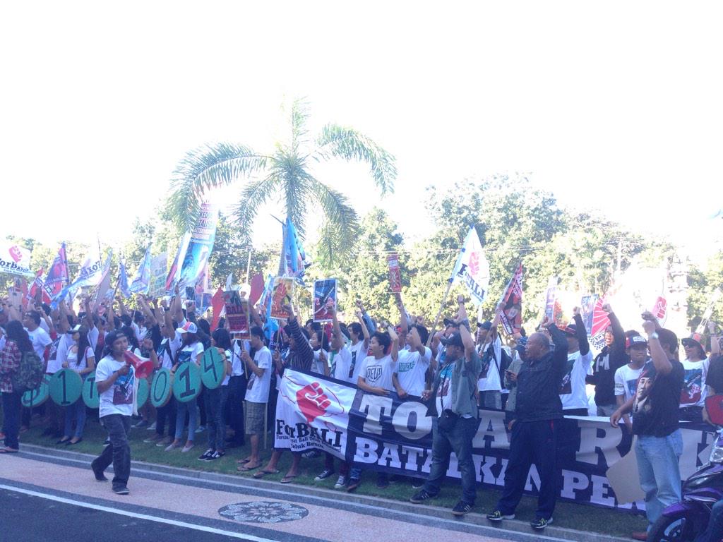 "Tolak Reklamasi Teluk Benoa!! Hidup rakyat!!". #ParadeBudaya #BaliTolakReklamasi
