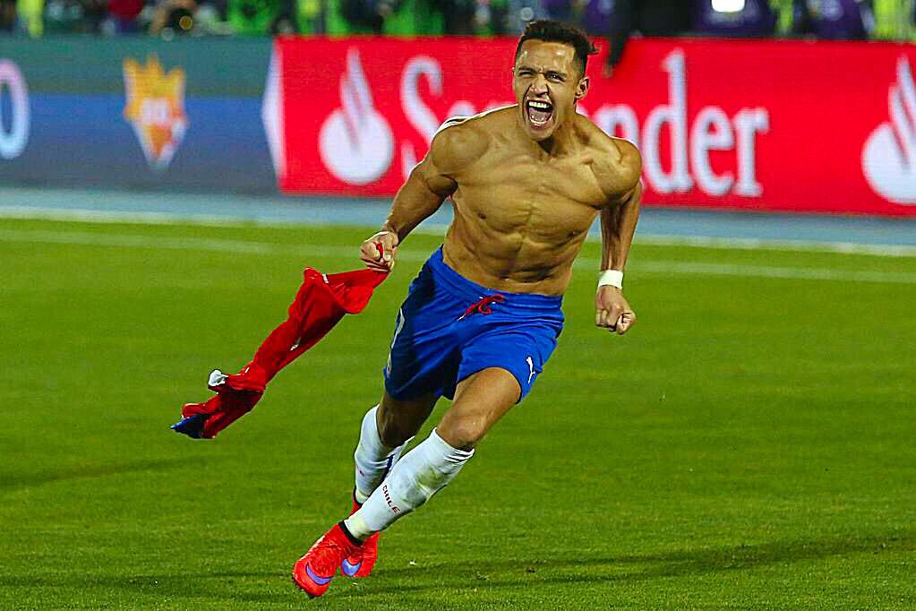 Alexis_Sanchez's tweet photo. Momento de alegría , rabia , tristeza  etc...  Después del penal 🎊🏆🇨🇱  . moment of joy, anger, sadness etc...Enjoy🇨🇱🏆 http://t.co/3QGzXa8R4m