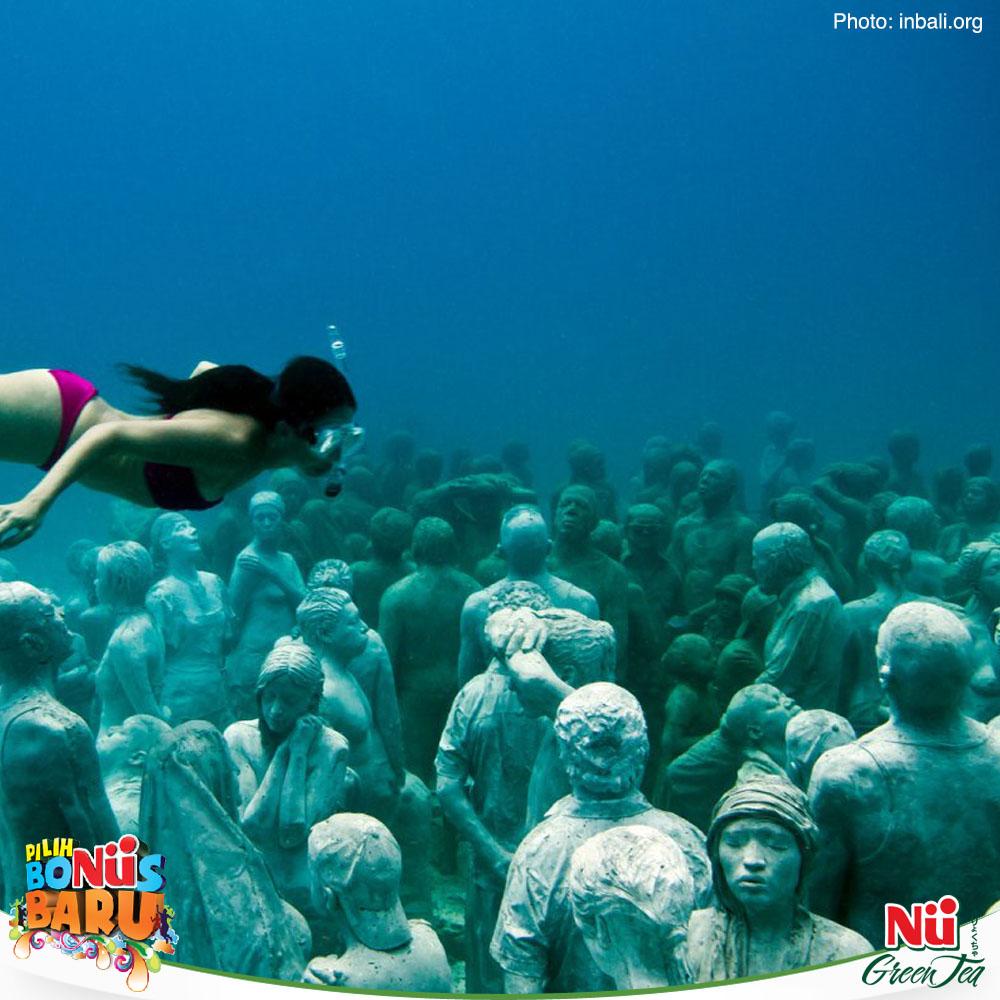 Di perairan Gili Meno di Lombok, terdapat patung2 bawah air karya Jason deCaires Taylor.