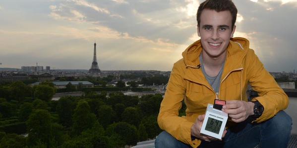 BusinessInsider's tweet photo. 18 year old invents alarm clock that wakes you up to the smell of 'money' or 'croissants' http://t.co/eJKRlpgpf3 http://t.co/pLpkhEnWEm