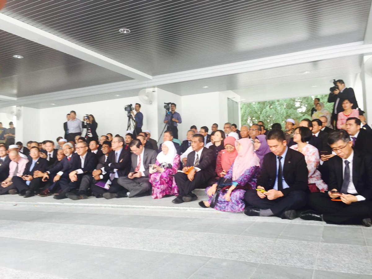 MelGohCNA's tweet photo. For the first time, opposition mps led by @drwanazizah sat on flr at  parliament sq to debate #1MDB @ChannelNewsAsia http://t.co/7bax5Jliu3