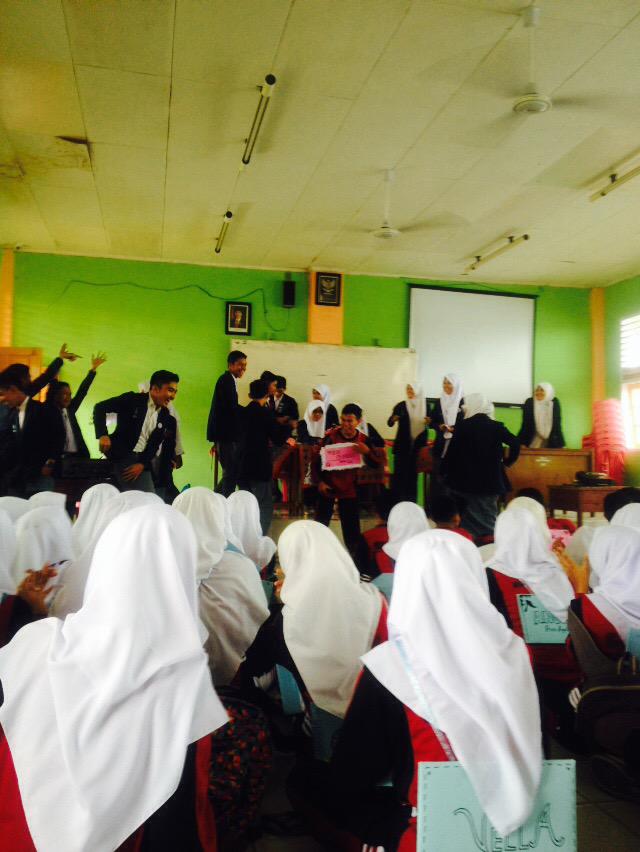 iahadist's tweet photo. ayoo bro goyang dumang @SMA1_PARIAMAN #StupaMOS15 #StupaMOS15 #StupaMOS15 #StupaMOS15 http://t.co/Xkyviqv0cp