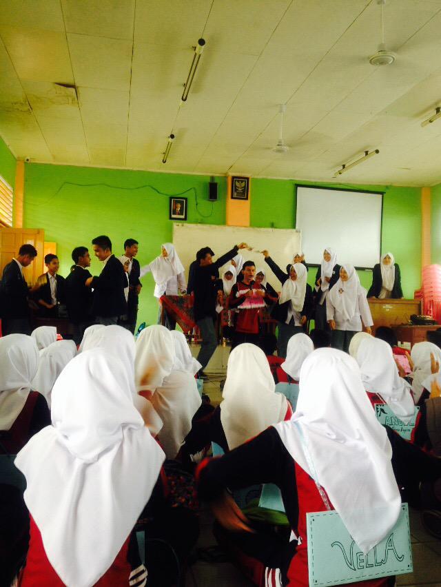 iahadist's tweet photo. teh bohay di sawer wkwkw 😁@SMA1_PARIAMAN #StupaMOS15 #StupaMOS15 #StupaMOS15 http://t.co/Wd9E2SV11X