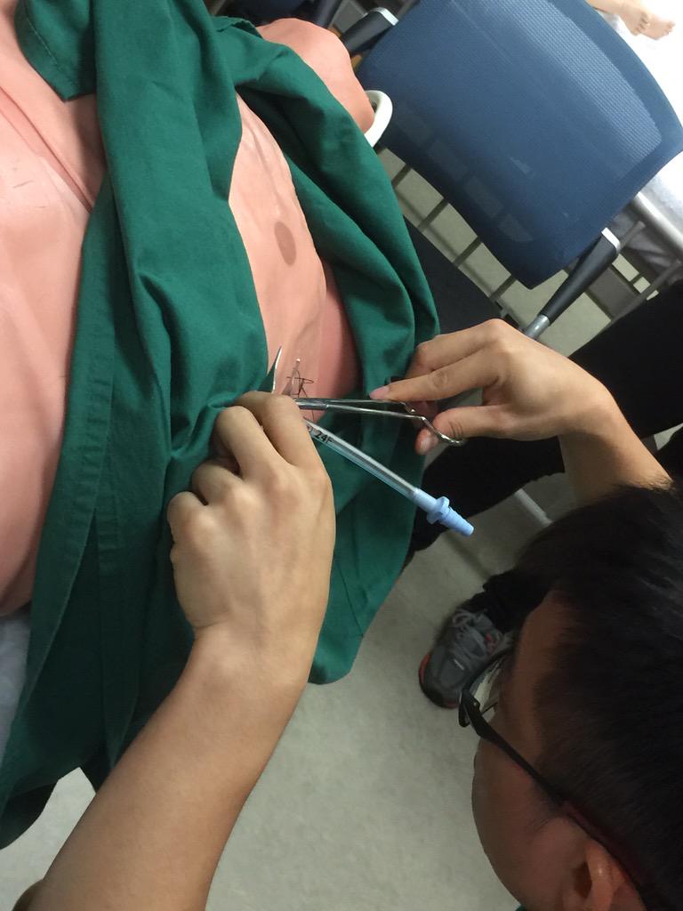AMSAJapan's tweet photo. DAY3, スキルズラボ見学。動脈穿刺、胸水穿刺、分娩の際の声かけ/手技の練習部屋(!)の様子です。日本よりも、多くのがシミュレーションとして練習できるのが印象的でした。 #AMSC2015 http://t.co/njPqzY8sAP