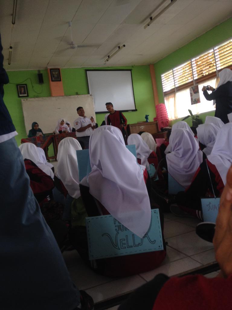 iahadist's tweet photo. wkwk @SMA1_PARIAMAN #StupaMOS15 #StupaMOS15 #StupaMOS15 #StupaMOS15 #StupaMOS15 http://t.co/JqmjhovF22