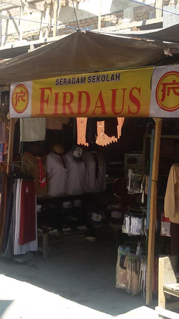 awi_paset's tweet photo. Pilih mna,seragam sekolah.atau baju baru buat lebaran?? #YangPentingSajalah @SoalPALU @infopalu http://t.co/P9dAUFFfUn