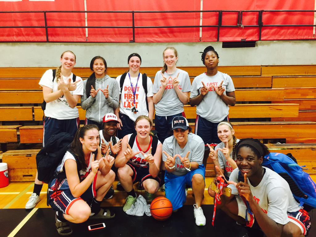 coachgriff3's tweet image. Love coaching these girls!! #FastFam #booth 🏀🙌🏽💯💗