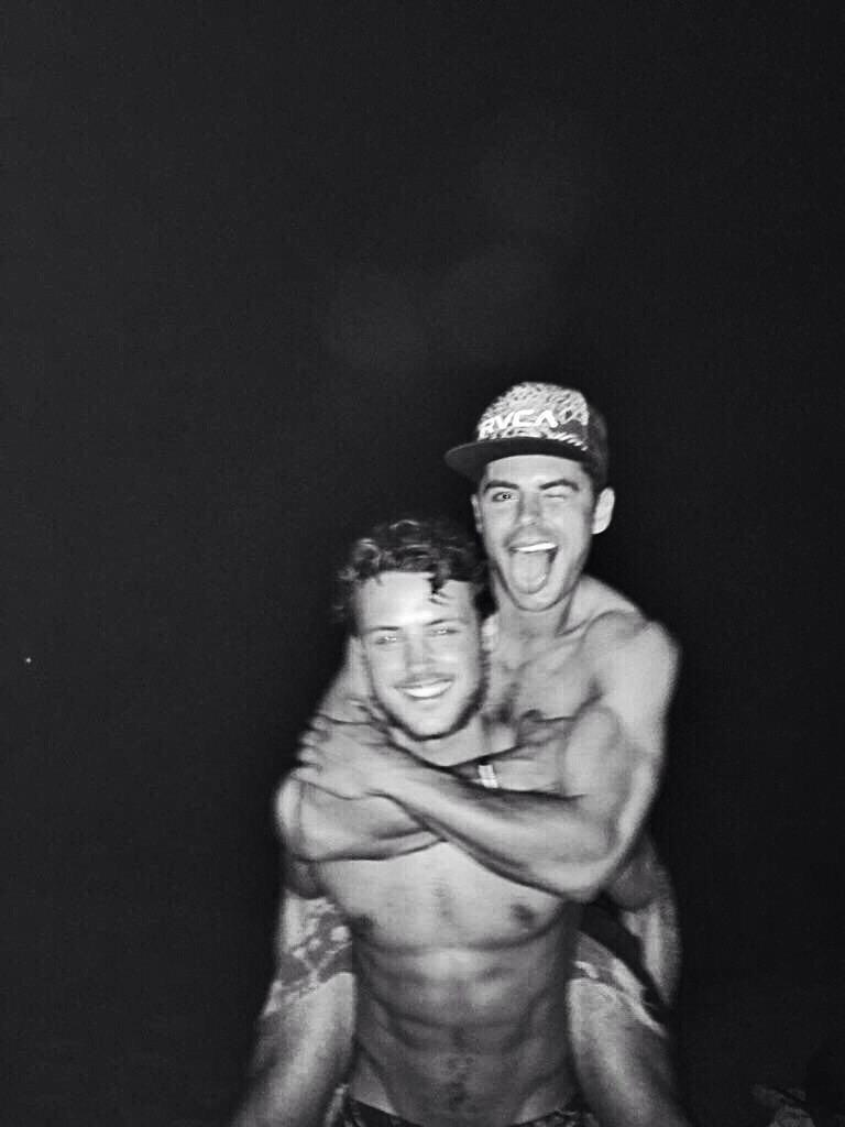 HottestDudes's tweet photo. Bless the Efron genes 🙏🏻🙏🏻 http://t.co/4MB396zltI