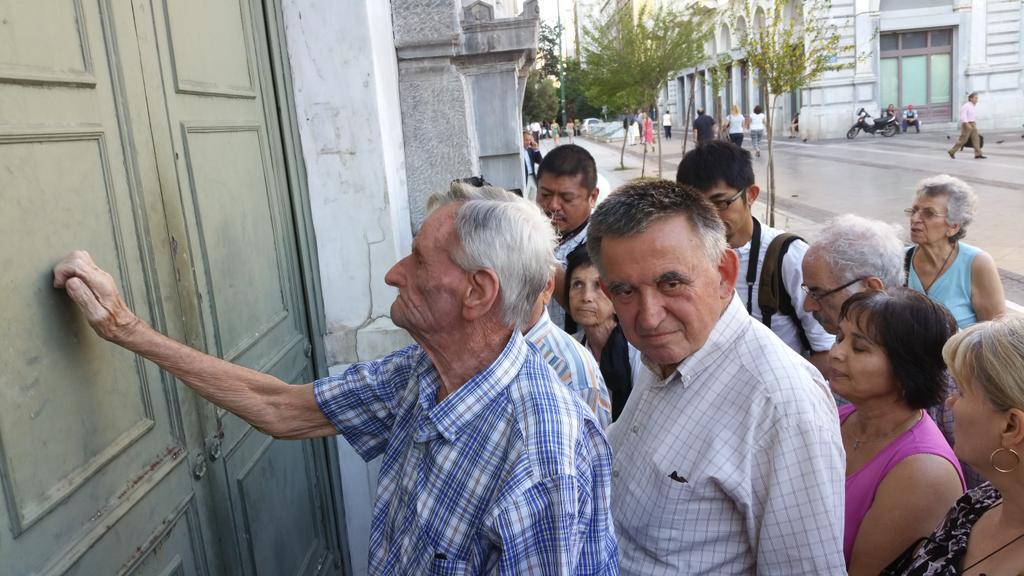 Les retraités sans carte bancaire qui ont déjà retiré 120€ la semaine dernière au guichet, sortent today sans argent.
