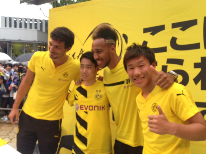 画像 試合前のイベントで香川真司のモノマネ芸人さんと記念撮影する丸岡満ｗｗｗ Japan Stars Info