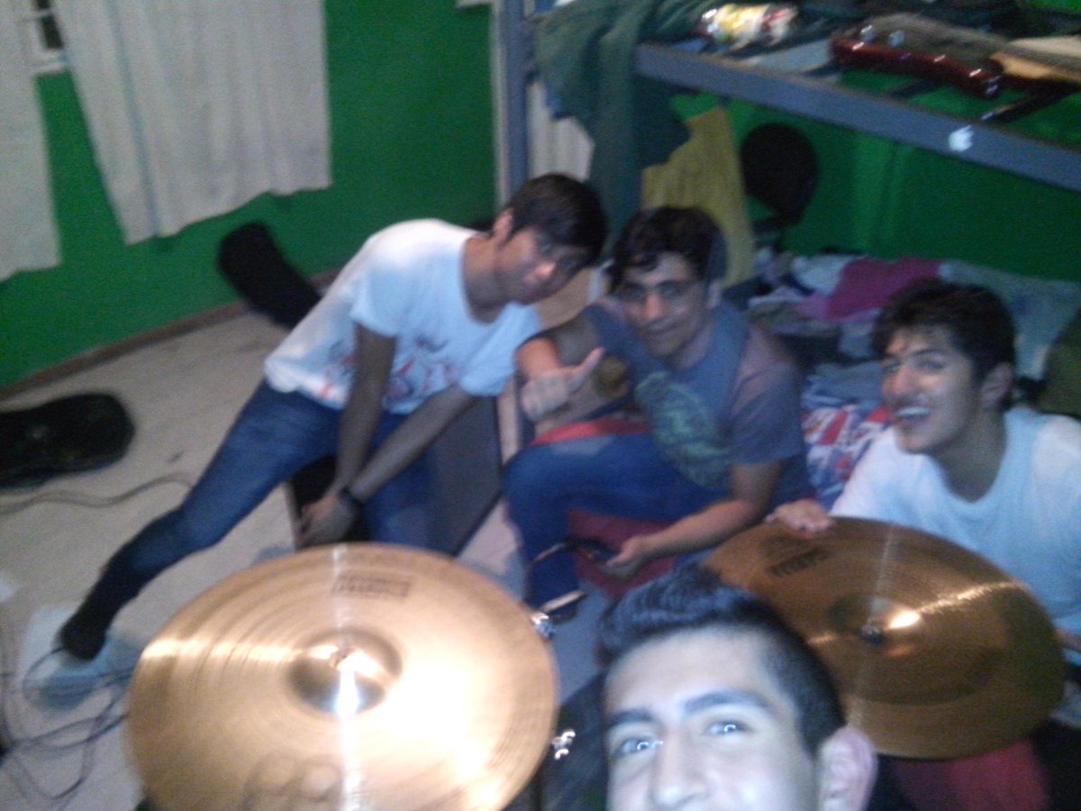 Es_elflako's tweet photo. #Amigos #Ensayo empezandole para algo chulo. http://t.co/xHnZylRgAq