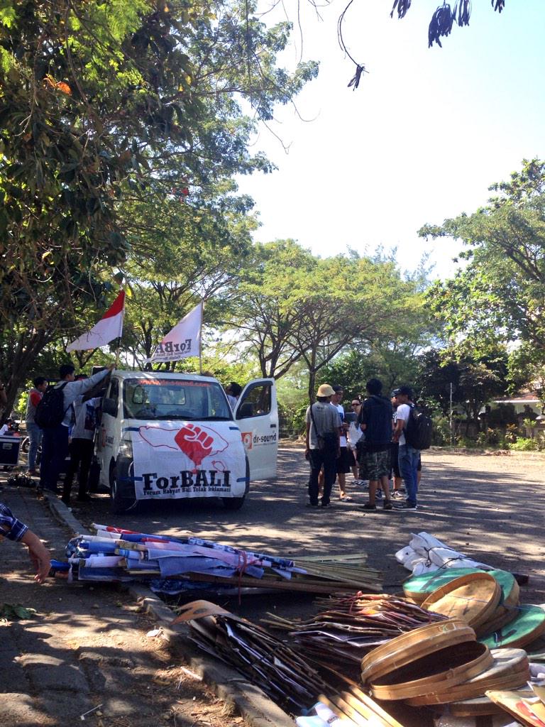 ForBALI13's tweet photo. Mobil komando sudah siap.
Ayo kumpul di Lap Timur Renon, sekarang. #ParadeBudaya #BaliTolakReklamasi http://t.co/e8lFZdI128