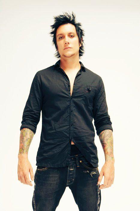 A huuuuge happy birthday to the awesomeness that is Synyster Gates     