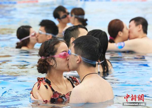 XHNews's tweet photo. How long a winning kiss can last? 80 seconds! Web photos of an underwater kissing contest  in Shanghai on Sunday http://t.co/GNLC8QCDrN