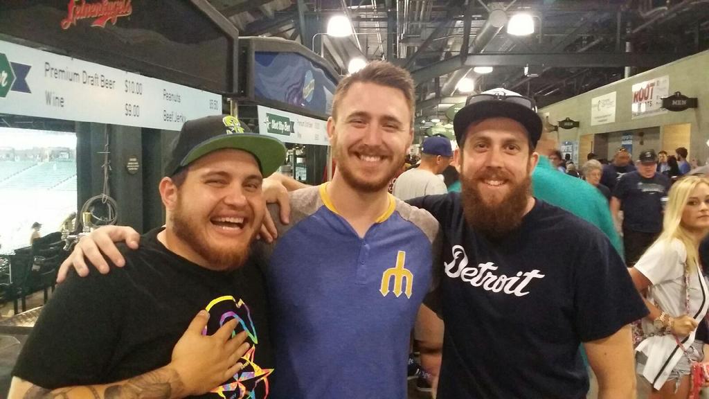 zomb1edeek's tweet image. So great meeting @GoldGloveTV at the @Mariners.  Even more cool in person! Thanks for taking the time tonight man!
