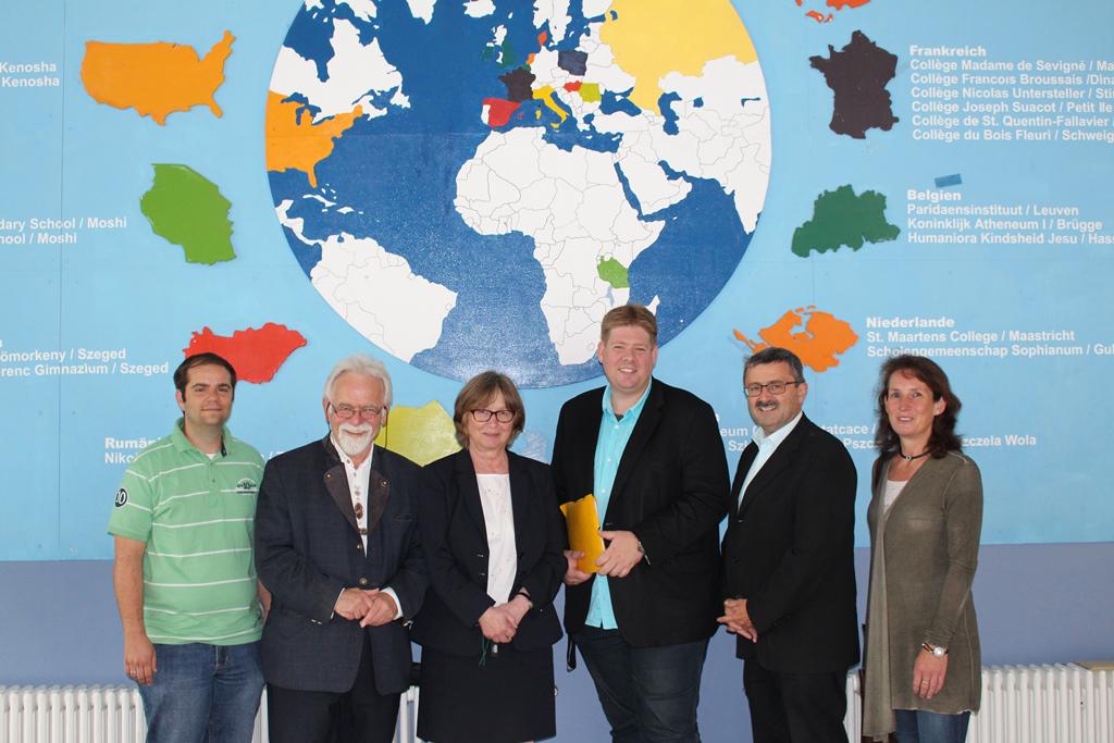 Schülerzahlen steigen &amp; Austauschprogramme sind weiterentwickelt-
CDU besucht Kopernikusschule bit.ly/1JR0Ghk