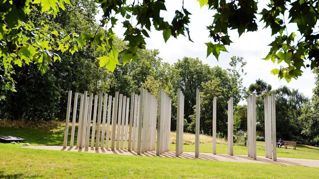 DmitrySandel's tweet photo. Today is the 10th year anniversary since the 7/7 London Bombings. RIP all the  52 innocent victims #NeverForget http://t.co/jURZMuInVM