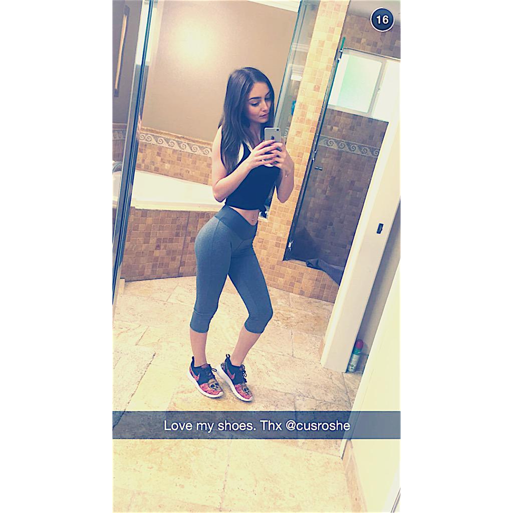 CusRoshe's tweet photo. Colleyy wearing the limited edition CusRoshe Pink Skullz 😍👟 http://t.co/nD1GAXbxe5