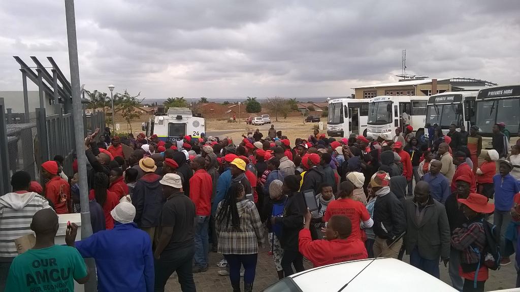 MavenganaS's tweet photo. @EconFreedomZA @jujumalema @MbuyiseniNdlozi the #mtnstrike have been intensified by the #EFF in #Polokwane Thnk u gyz http://t.co/aLtcY1ibQd