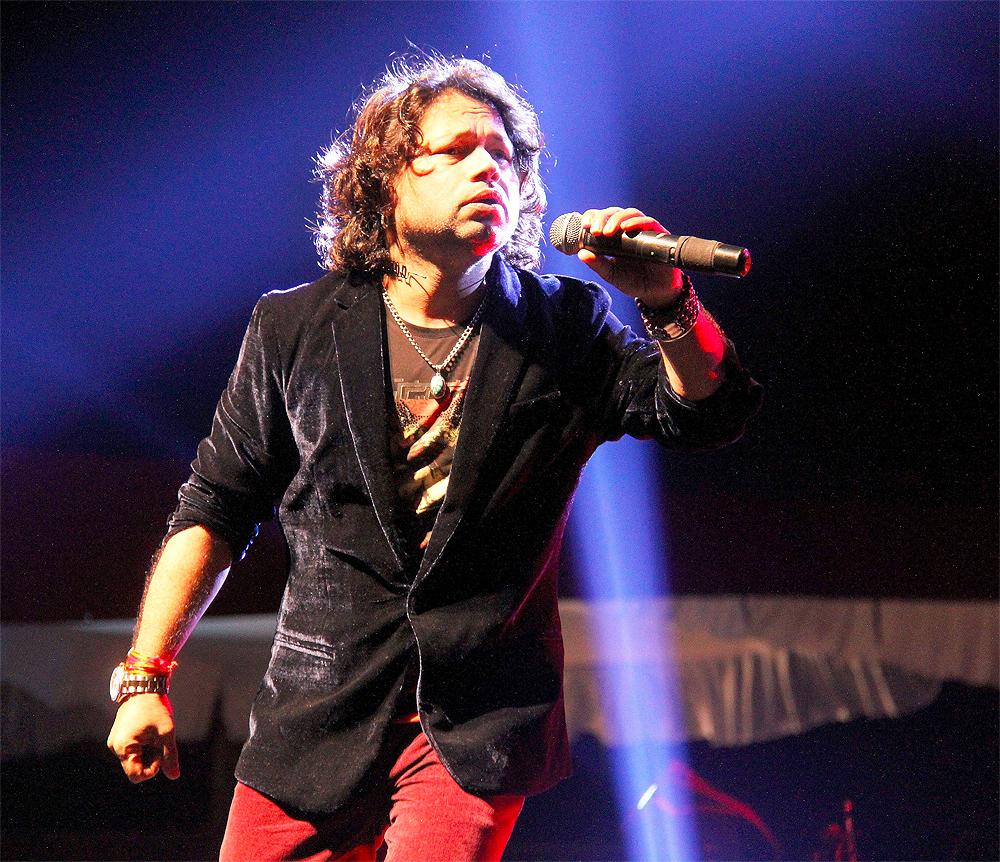 Happy birthday, Kailash Kher!
To more music and melody! :) 