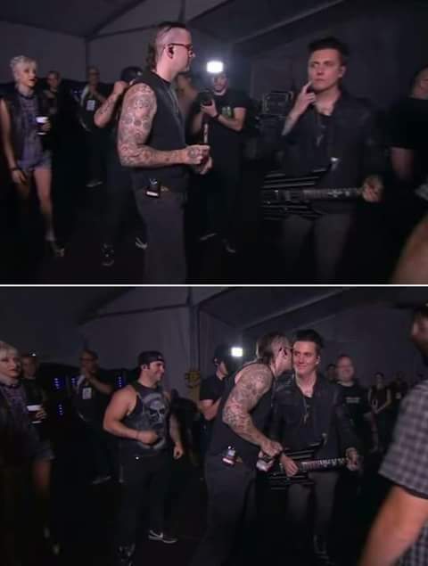Even Shadz shows Syn some lovin. Happy Birthday to the one and only Synyster Gates!!!!!!! 