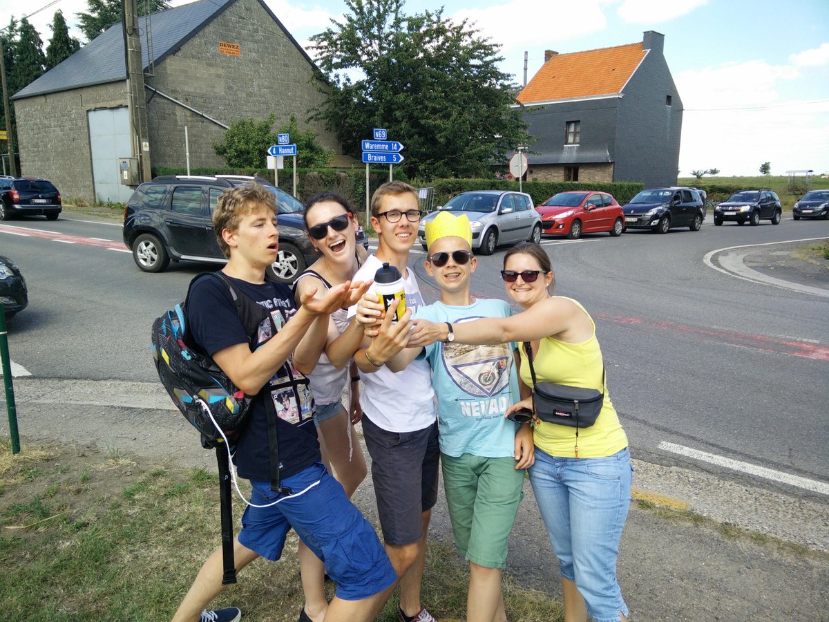 CLIPtaal's tweet photo. Koks B011 vangen een drinkbus #TDF2015 #Braives http://t.co/oc4J3UhoA4