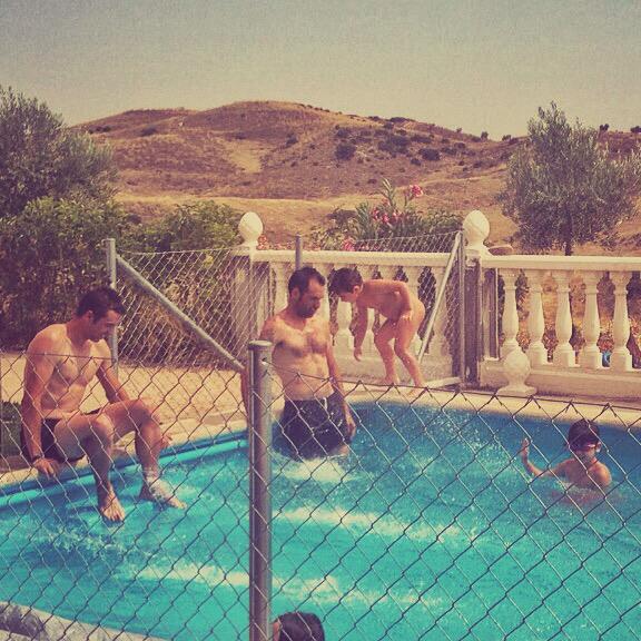 mccrash59's tweet photo. #LevantateEnHRHibiza Ibiza?Madrid sur El listo que está de pie a mi lado se va este finde de fiesta a Ibiza. Yo no... http://t.co/PqJxhpI9EQ