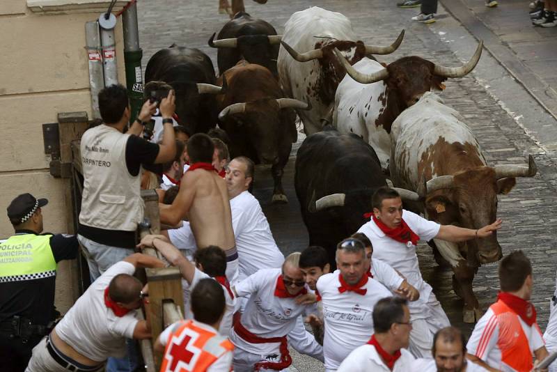 rtve's tweet photo. El primer encierro de San Fermín 2015, en imágenes http://t.co/tT1cAzYmJI #SanFerminesTVE http://t.co/NjQ4JMwDUr