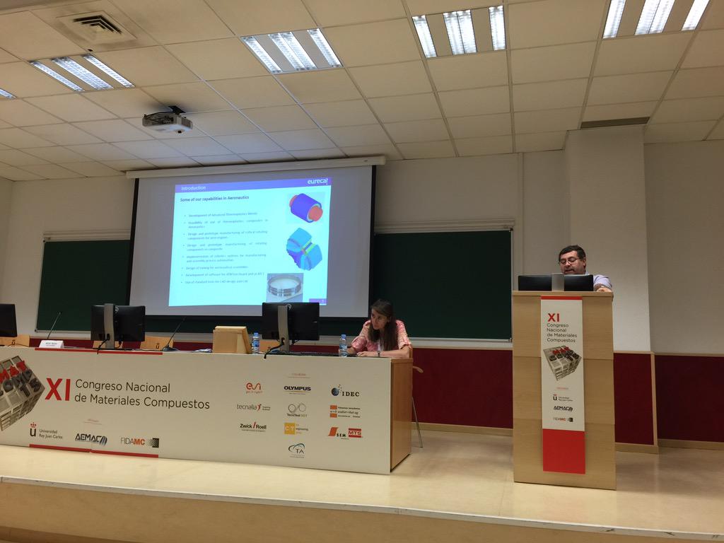 matcomp15's tweet photo. A. Lagraña (Eurecat) da su ponencia sobre uso de termoplásticos en la industria de motores #matcomp15 http://t.co/5n9wzrCGK6