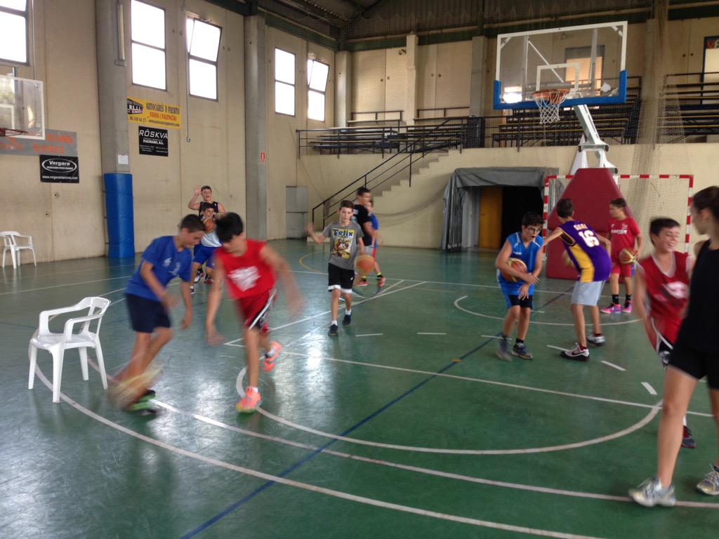 JovensAlmassera's tweet photo. Los mayores del mini en su hora de basket antes de almorzar #mini2015 #SomJovens 🏀 http://t.co/qxzTkcaYTs