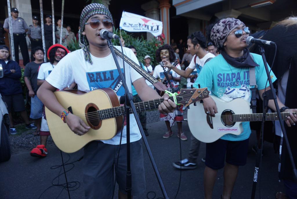 musisi dari singaraja relung kaca menyanyi sedih ttg sawah yang kian habis. #BaliTolakReklamasi