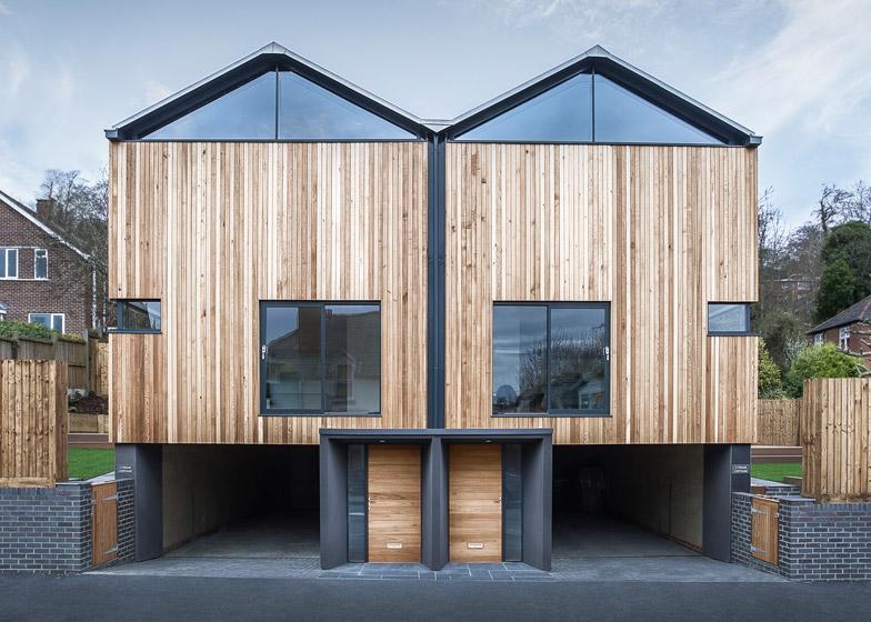 dezeen's tweet image. Twin wooden houses in Winchester, England, raised up above street level: dezeen.com/2015/07/04/ced… #architecture