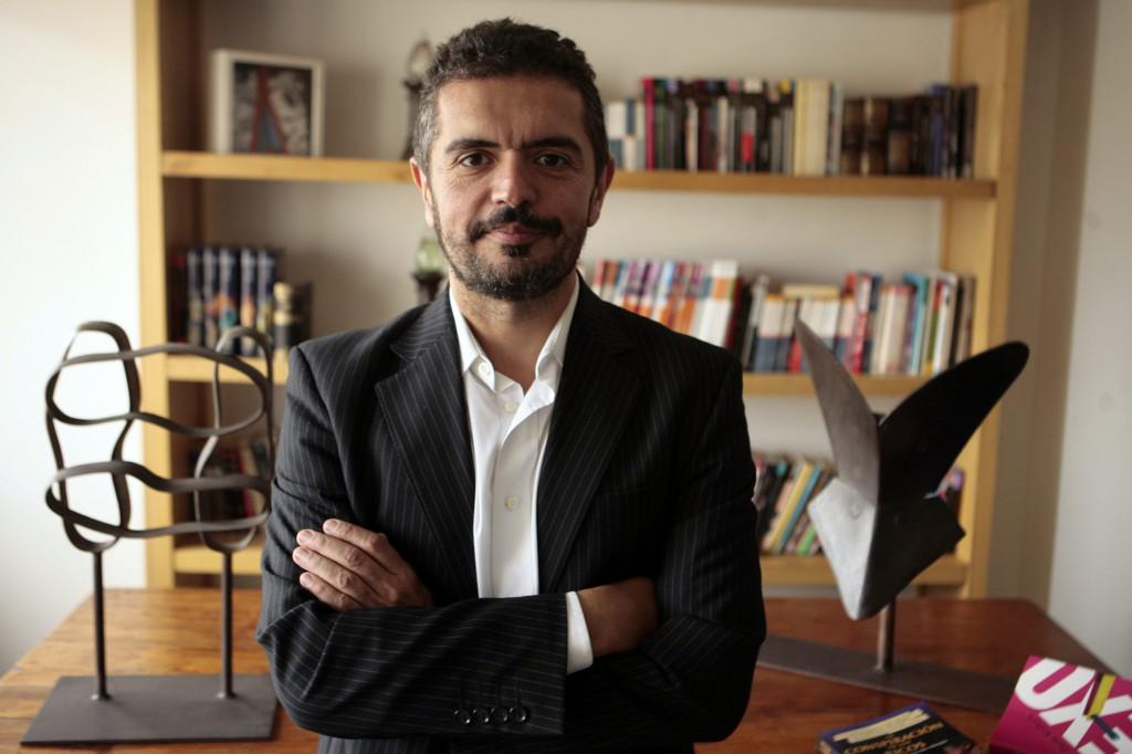 edizioniSUR's tweet photo. Martedì è giornata di #testoafronte: andiamo in Argentina con #LeopoldoBrizuela.
http://t.co/TwIgO3hifz http://t.co/LrZqWZ02Z7