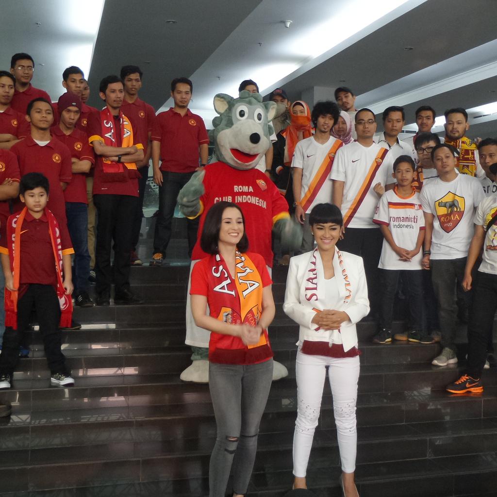 OfficialRoma_ID's tweet photo. Penggemar kami di Indonesia yang amat bersemangat untuk '#ASRoma Indonesia Day 2015', 25 Juli nanti. Tiket: @indotix http://t.co/xDO0VhpbET