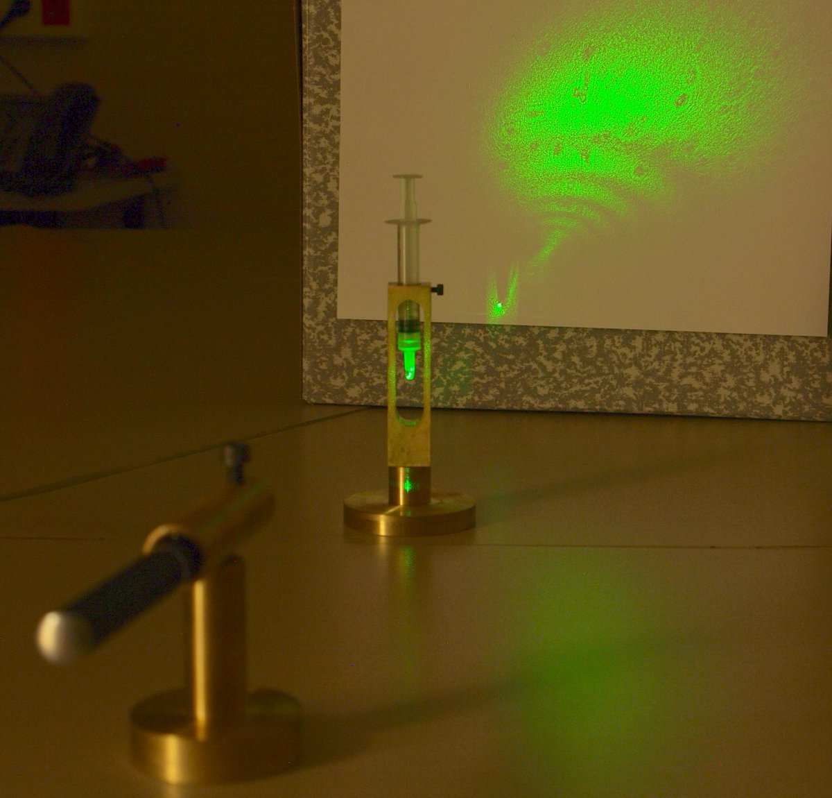 Gabriel Cristobal (@g_25e) on Twitter photo Microscopio simple basado en láser y una gota de agua: goo.gl/Tok28l Microscopio simple basado en láser y una gota de agua: goo.gl/Tok28l