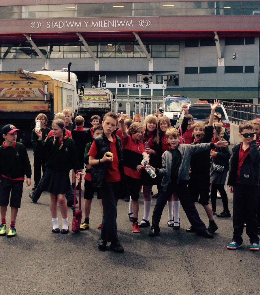 yowenjones's tweet photo. #Cardiff15 we've arrived and very excited👍👍👍😀😀😀 http://t.co/QV38JMJEO1