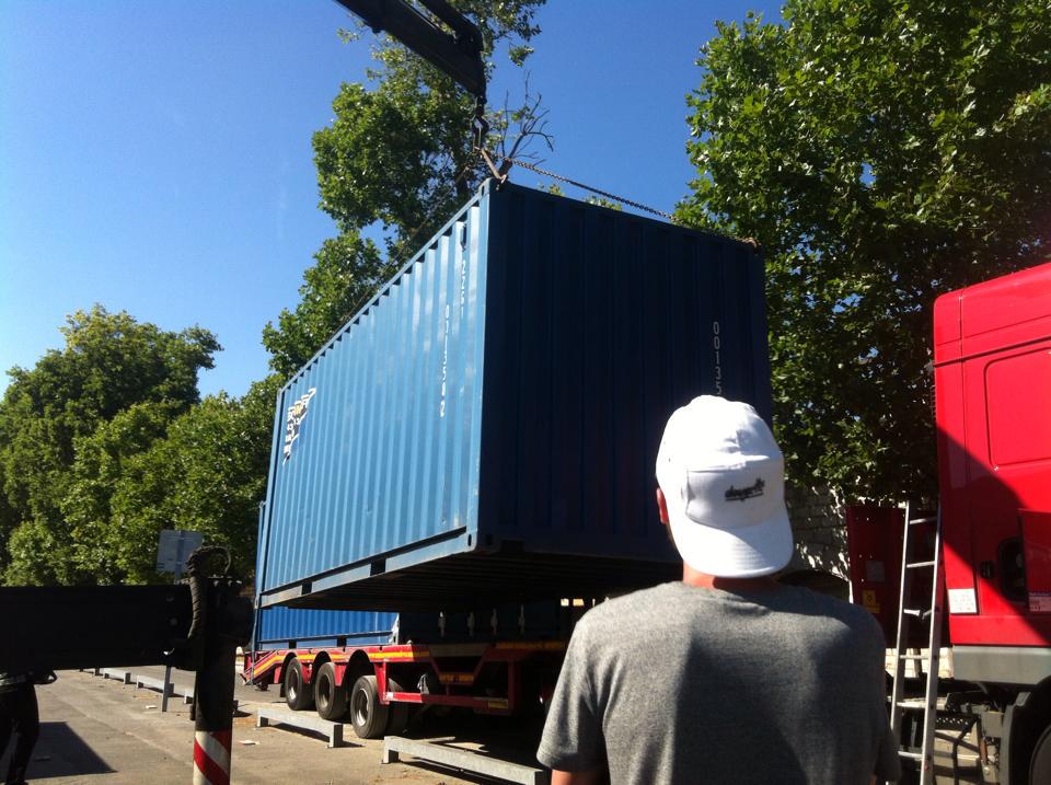 LaDouzette's tweet photo. #Douzette s'installe et s'affiche ! J-4 
#Onatrophâte #QuaisdeBercy http://t.co/FhlokWBj2s