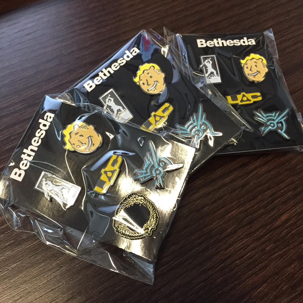 bethesda_de's tweet image. Wir verlosen unter allen RTs, bis Freitag 15 Uhr, drei Pin-Sets von unserem Stand auf der E3. Viel Glück! :)