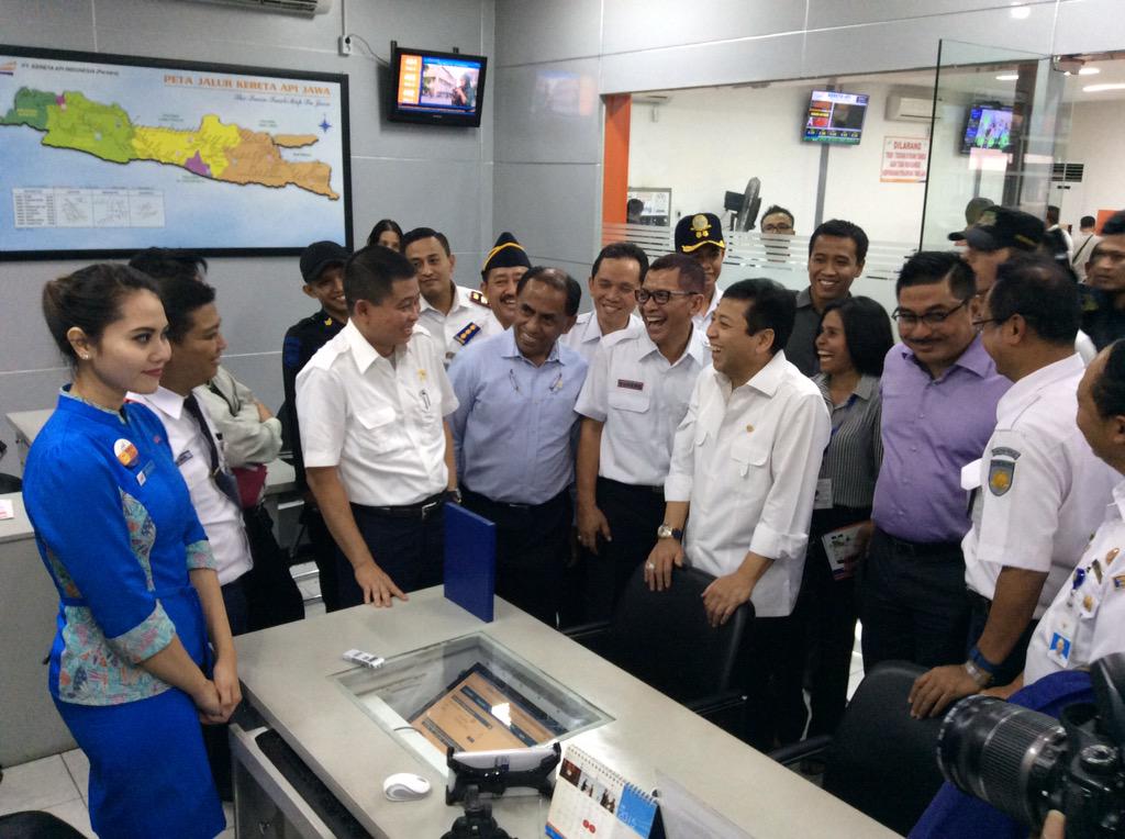 DPR_RI's tweet photo. Ketua DPR, Menteri Perhubungan dan rombongan meninjau customer service Stasiun Senen. #SidakMudik http://t.co/DJuRcP6EHD