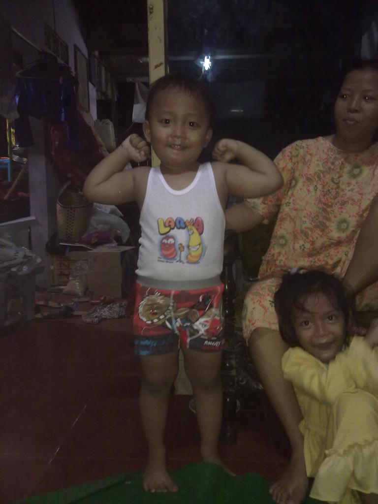 SinggihZero's tweet photo. Foto bertiga tp fokus banget ke anak kecil yang pakai celana dalam ( kuat ) #mampangbahagia @NgabuburitdiTTV http://t.co/YMlih9HEQs