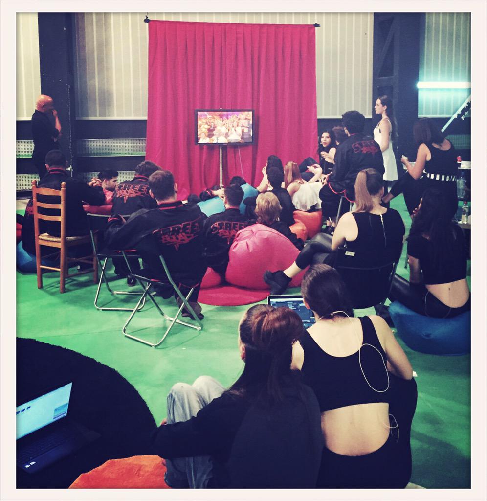 InsuperablesTVE's tweet photo. Mientras el programa se graba, la sala de ensayos anda entre ensayos y ojos pegados a la tv viendo a los compis http://t.co/THFqhRylKQ