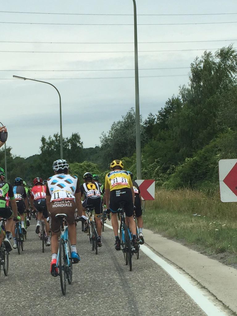 LeTour's tweet image. Départ calme pour le nouveau maillot jaune @chrisfroome / calm start for the new #TDF2015 leader