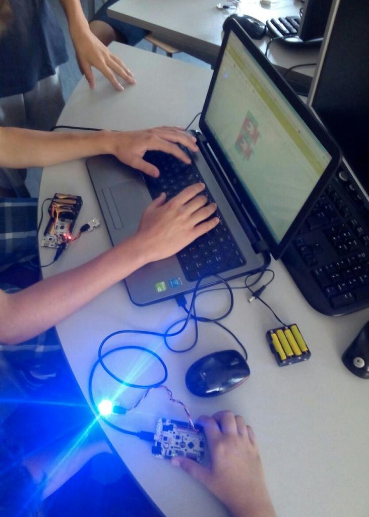 Logix5_SS's tweet photo. Programando nuestra ola de verano con @bitbloq  en @ALCBDS_Imagina http://t.co/sVW5YsPZMY