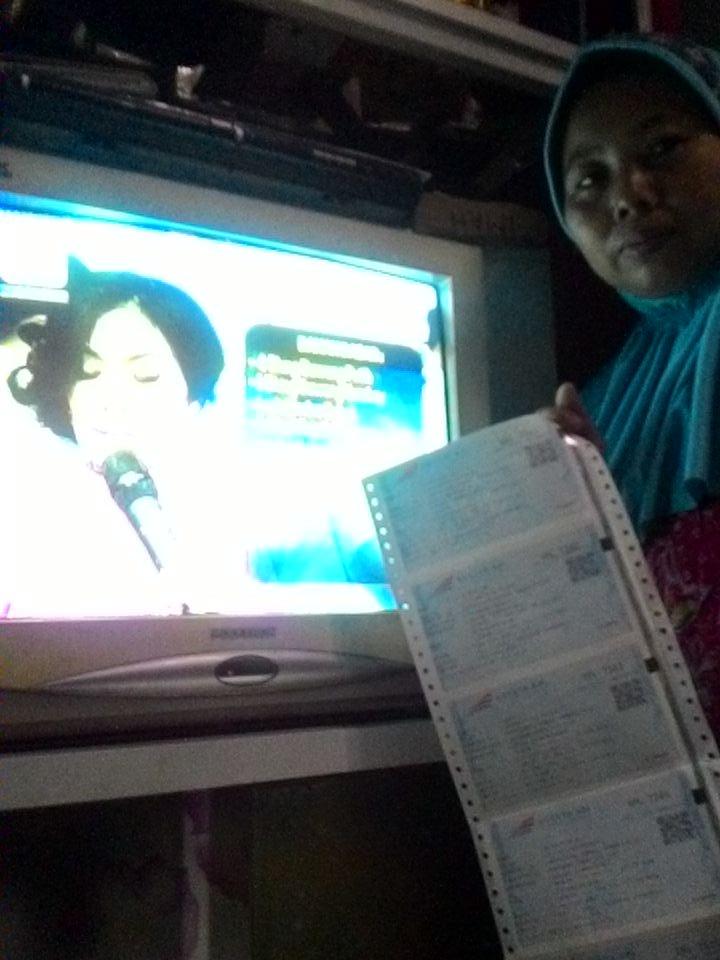 NurulTifa_'s tweet photo. @IndosiarID @DT3rongShowID bismillah, lg masak nyempetin selfie sm tiket mudik. Smg dibyr lunas #T3rongDibayarLunas http://t.co/nOOQJsRJ6A
