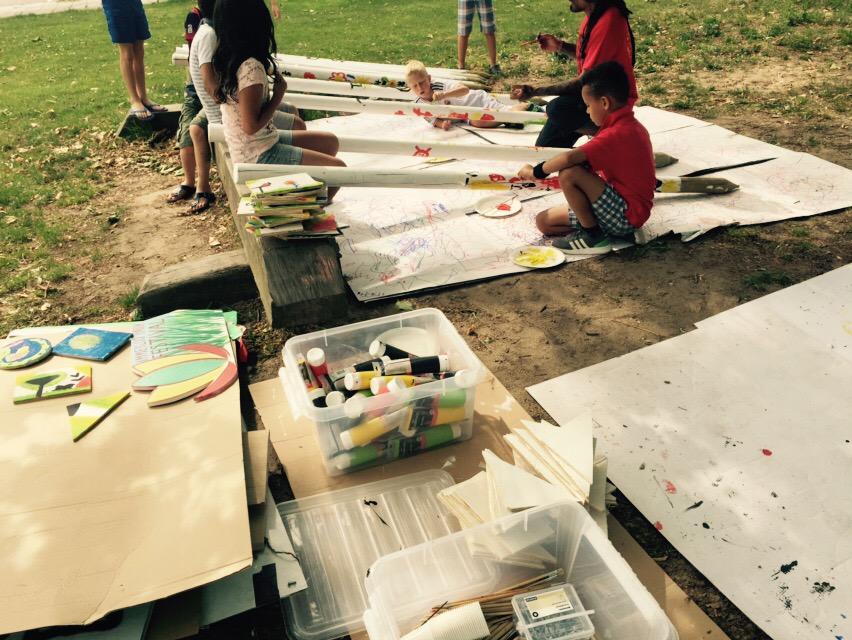 bredeschooldesp's tweet photo. Kunstenaar Kenneth aan de slag met de kids met bewegwijzering voor het immerlooparkfestival http://t.co/Sn6XDsORV0
