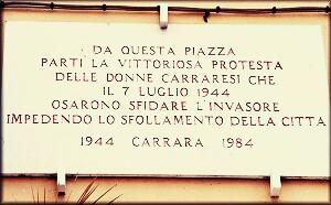 bogazzi's tweet photo. "Non abbandonare la città". 7 luglio 1944. La ribellione delle #donne di #Carrara contro i #nazifascisti. http://t.co/gHMhQW1rBf